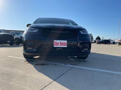 New 2026 Chrysler Pacifica Limited w/ S Appearance Package image 7