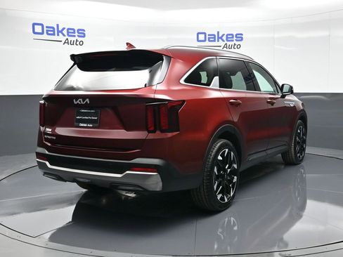 Certified 2025 Kia Sorento EX w/ Panoramic Sunroof Package image 8