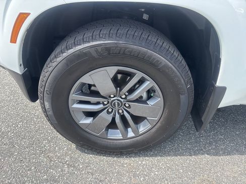 Used 2025 Nissan Frontier SV w/ SV Convenience Package image 11