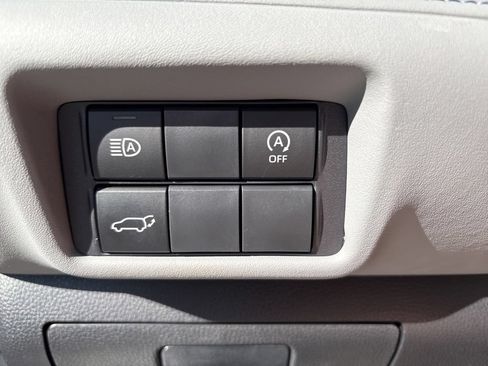 Used 2023 Toyota Highlander XLE AWD/4WD image 23