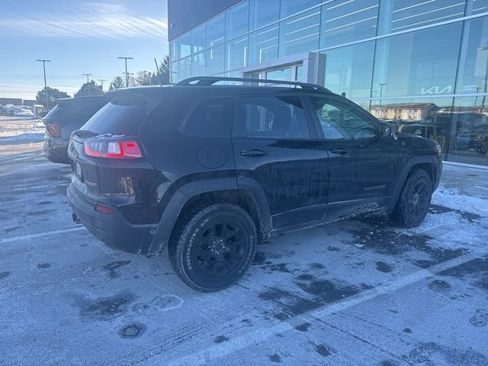 Used 2019 Jeep Cherokee Trailhawk image 3