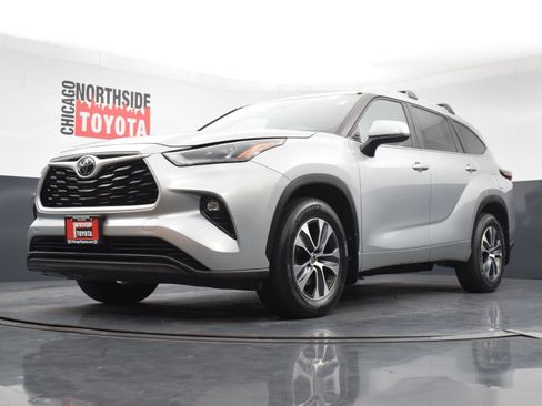Used 2024 Toyota Highlander XLE AWD/4WD image 35