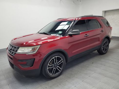 Used 2017 Ford Explorer FWD image 2