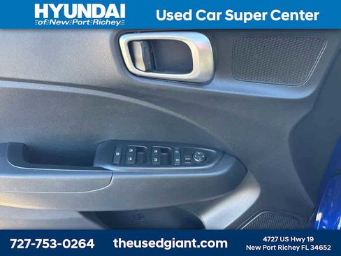Certified 2022 Hyundai Venue SE image 9
