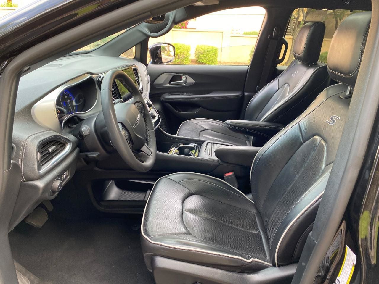 Used 2025 Chrysler Pacifica Limited FWD image 32