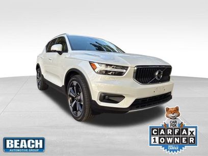 Used 2022 Volvo XC40 T5 Momentum w/ Premium Package