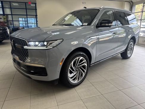 Used 2025 Lincoln Navigator Reserve AWD/4WD image 3