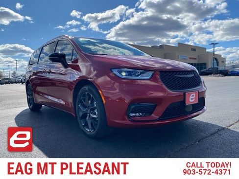 New 2026 Chrysler Pacifica Select image 1