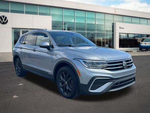 Certified 2024 Volkswagen Tiguan SE w/ Panoramic Sunroof Package AWD/4WD image 3