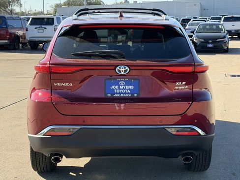 Used 2022 Toyota Venza XLE image 8