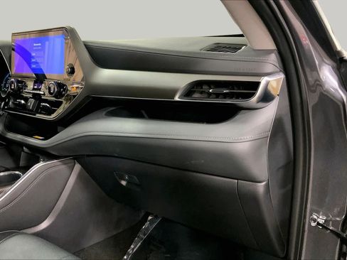 Used 2025 Toyota Highlander Limited AWD/4WD image 19