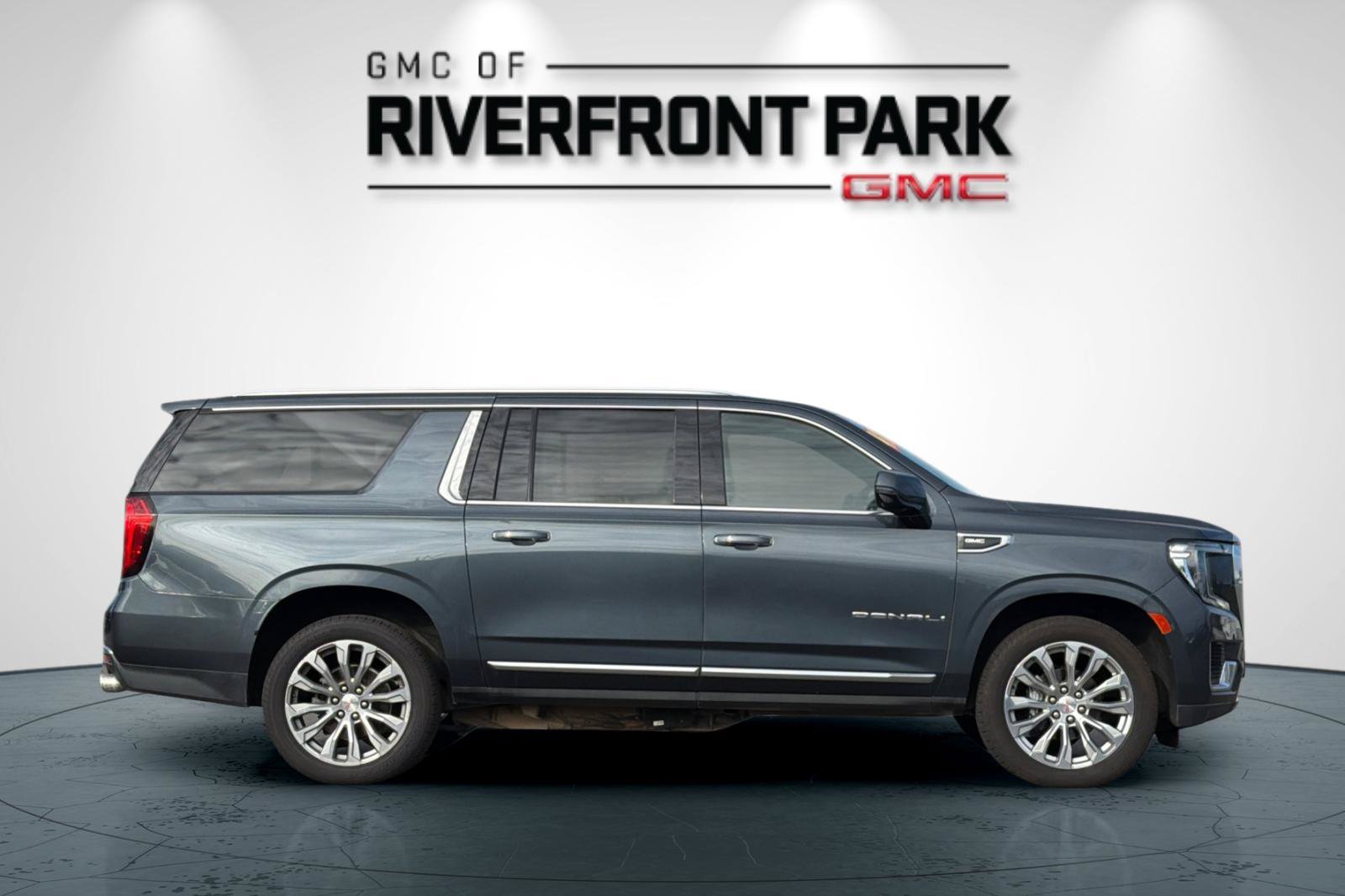Used 2021 GMC Yukon XL Denali w/ Denali Premium Package AWD/4WD image 2