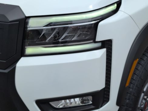 Used 2025 Nissan Frontier PRO-4X AWD/4WD image 9