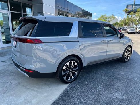 Used 2023 Kia Carnival EX FWD image 9