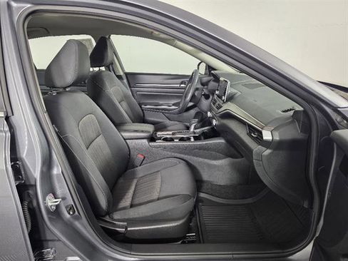 Used 2024 Nissan Altima 2.5 SV FWD image 13