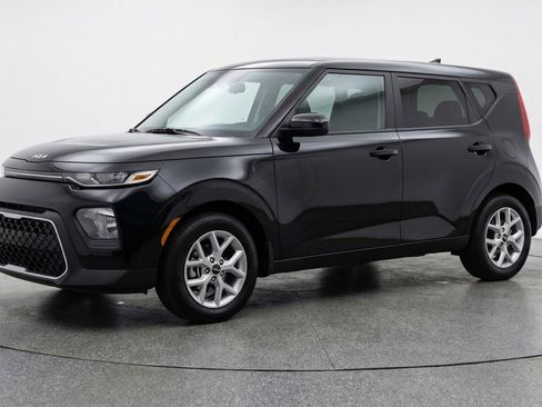Used 2025 Kia Soul LX w/ LX Technology Package image 3