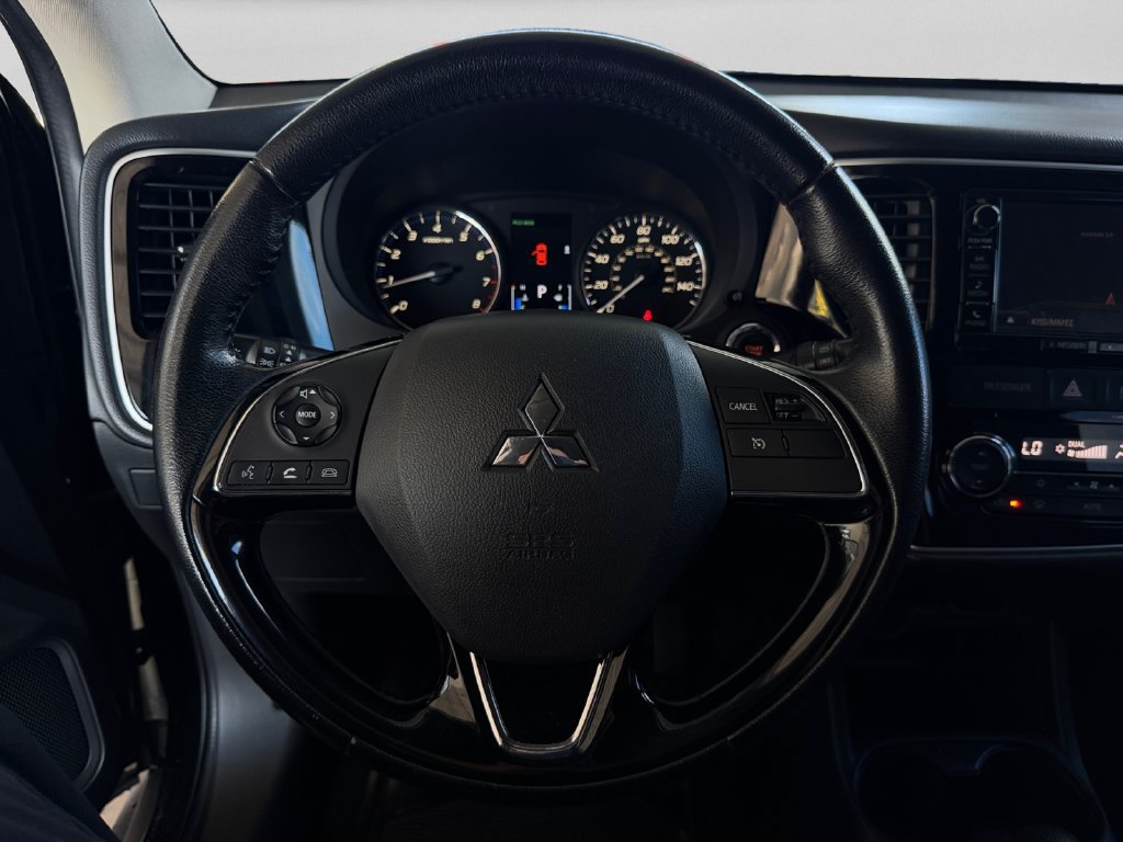 Used 2016 Mitsubishi Outlander SEL FWD image 12