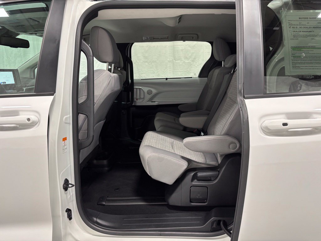 Used 2026 Toyota Sienna LE FWD image 46
