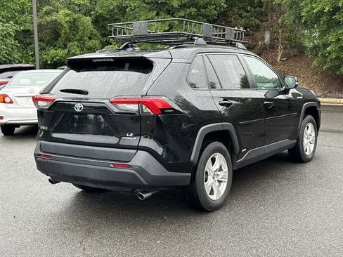 Used 2021 Toyota RAV4 LE AWD/4WD image 2