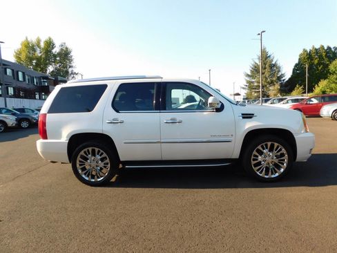 Used 2007 Cadillac Escalade AWD w/ Information Package image 18