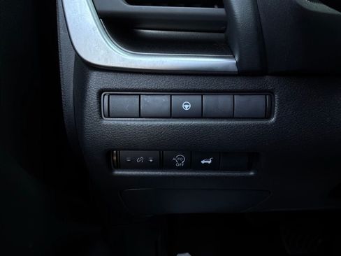 Used 2025 Nissan Rogue SV FWD image 21