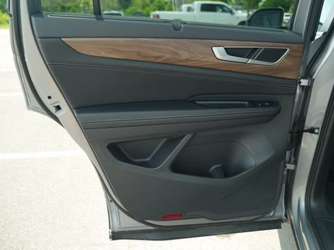 Used 2025 Volkswagen Atlas SE FWD image 16