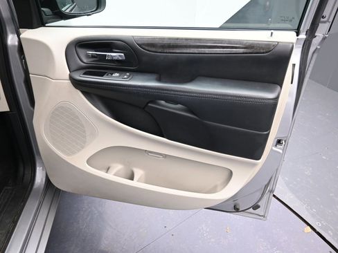 Used 2016 Dodge Grand Caravan SXT image 19