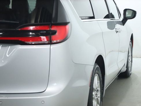 Used 2024 Chrysler Pacifica Touring-L FWD image 43