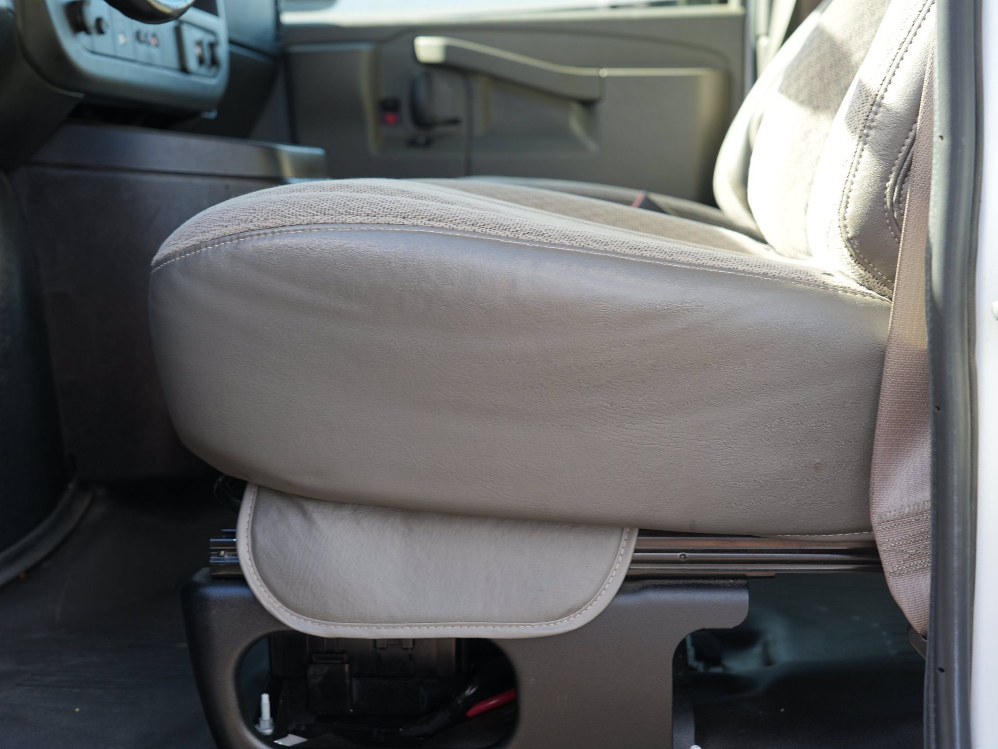 Used 2017 Chevrolet Express 2500 RWD image 16