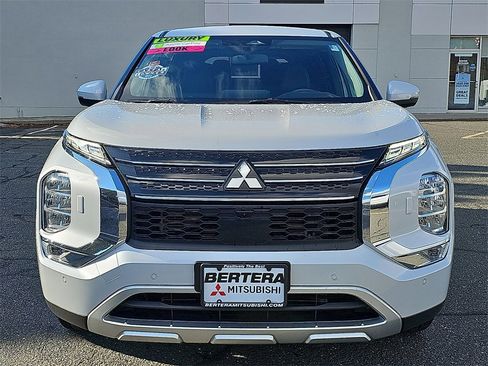 Used 2024 Mitsubishi Outlander SE image 2