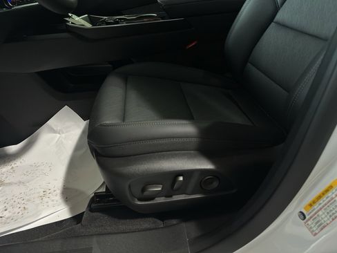 New 2026 Chevrolet Equinox LT w/ Convenience Package II image 18