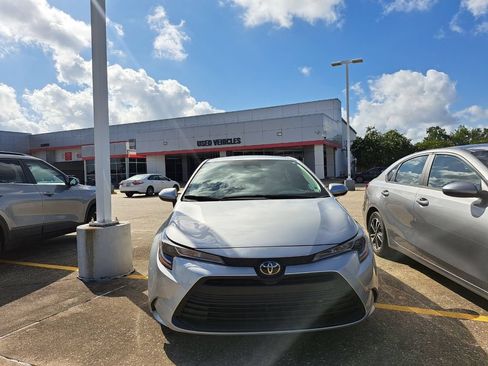 Used 2025 Toyota Corolla LE FWD image 2