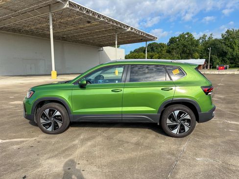 Used 2025 Volkswagen Taos SE w/ Panoramic Sunroof Package AWD/4WD image 7