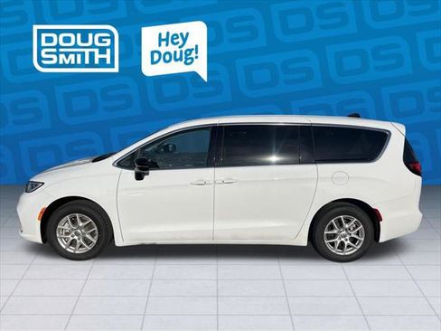 Certified 2024 Chrysler Pacifica Touring-L FWD image 2