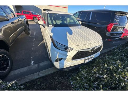 Used 2020 Toyota Highlander LE image 5