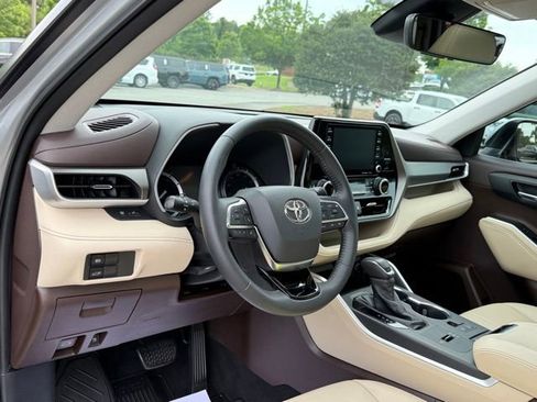 Used 2021 Toyota Highlander XLE FWD image 16