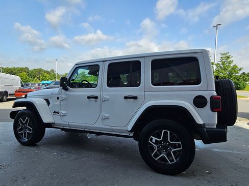 Used 2025 Jeep Wrangler Unlimited Sahara AWD/4WD image 5