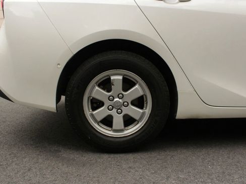 Used 2019 Toyota Prius LE w/ Carpet Mat Package FWD image 5