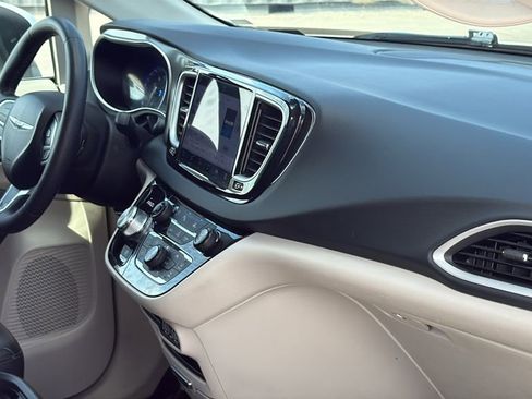 Used 2023 Chrysler Pacifica Touring-L image 31