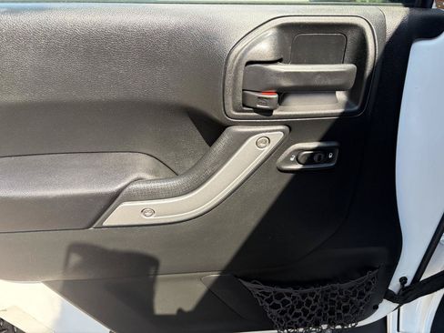 Used 2018 Jeep Wrangler Unlimited Sahara AWD/4WD image 12