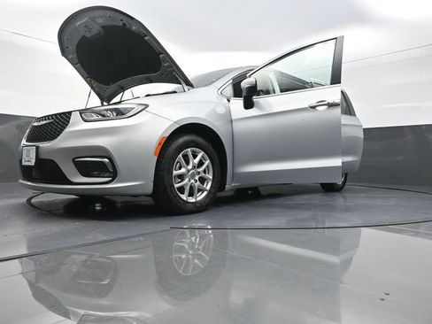 Used 2023 Chrysler Pacifica Touring-L FWD image 32