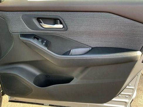 Used 2023 Nissan Rogue SV image 17