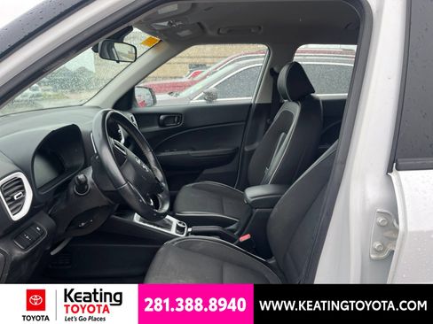 Used 2023 Hyundai Venue Limited FWD image 11