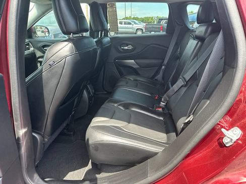 Used 2021 Jeep Cherokee Latitude Lux w/ Comfort/Convenience Group AWD/4WD image 21
