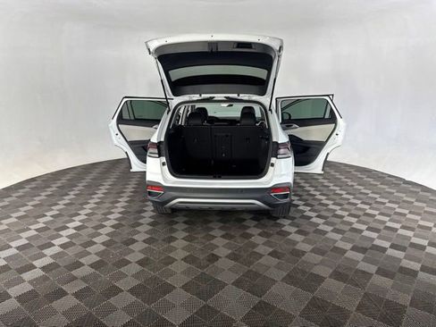 Used 2025 Volkswagen Taos SE FWD image 15