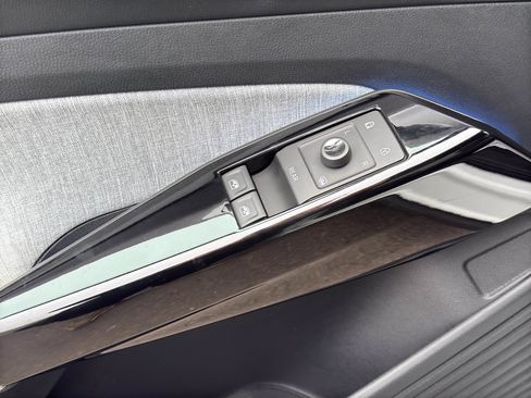 Used 2023 Volkswagen ID.4 Pro image 12