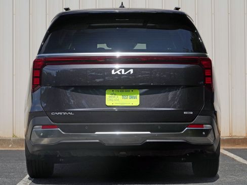 Used 2025 Kia Carnival SX FWD image 11