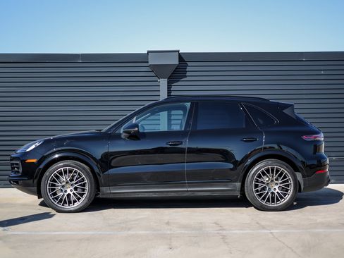 Certified 2023 Porsche Cayenne Platinum Edition image 2