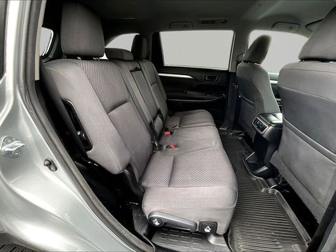 Used 2018 Toyota Highlander LE FWD image 25