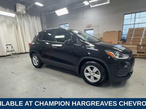 Used 2020 Chevrolet Trax LT w/ LT Convenience Package FWD image 2